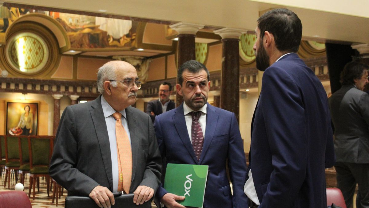 El diputado de Vox Alberto Garre, el portavoz adjunto en la Asamblea Rubén Martínez Alpañez y el presidente José Ángel Antelo, comentan pormenores antes del inicio del debate sobre la inmigración.