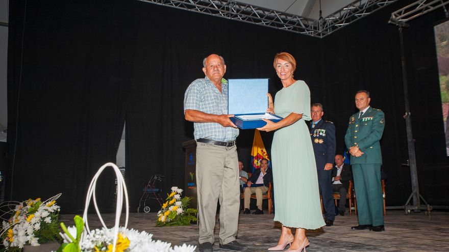 José Monzón, apodado como 'Pepe el Japonés', junto a la alcaldesa de Mogán, Onalia Bueno. (AYUNTAMIENTO DE MOGÁN)