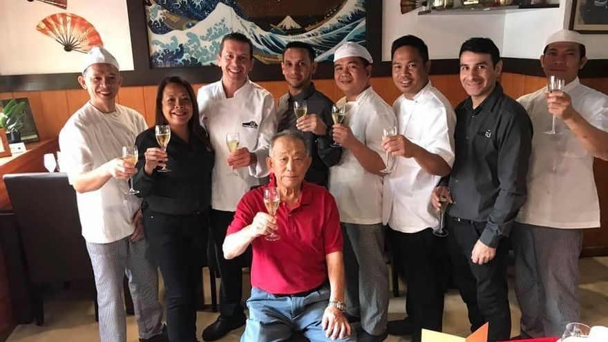 Fuji (foto de archivo del 50 aniversario Fuji con el Maestro Sato, fundador del restaurante)
