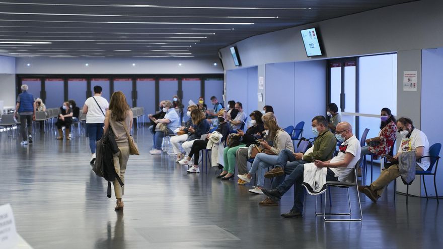 Varias personas esperan para ser vacunadas con la dosis de Pfizer, en el Wanda Metropolitano, a 19 de mayo de 2021
