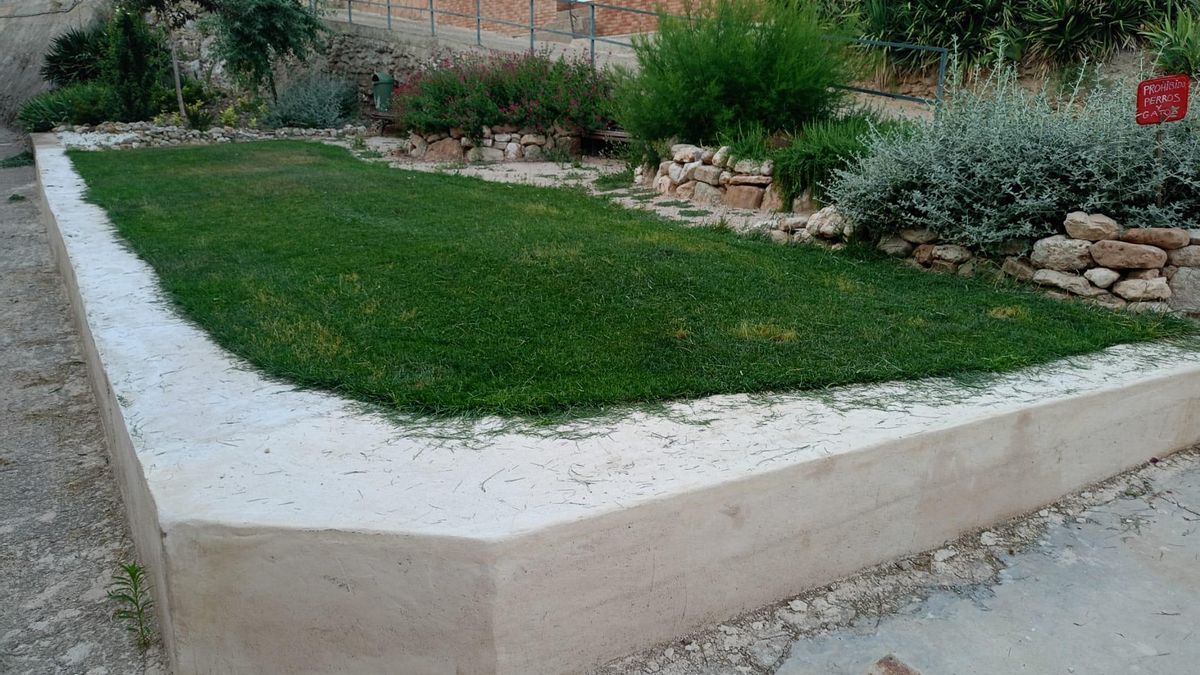 Imagen del estado en que ha quedado el jardín cedido por la mujer del alcalde al Ayuntamiento tras la actuación municipal.