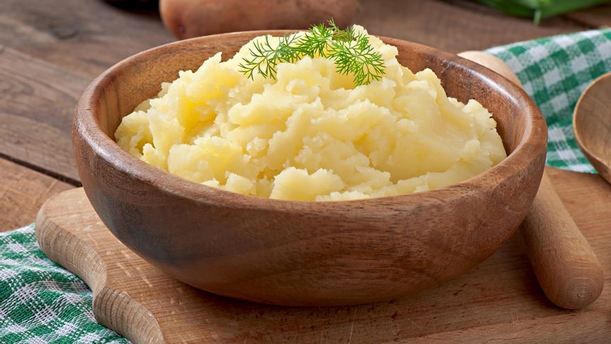 Con perejil, ajo, queso o semillas: cuatro formas de enriquecer la receta tradicional de puré de patatas