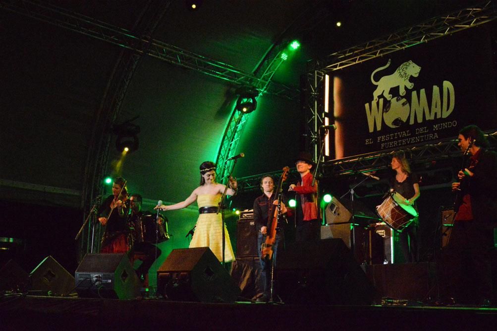 Actuación de Çiğdem Aslan y el grupo She’koyokh en el Womad Fuerteventura 2014 | Iago Otero Paz