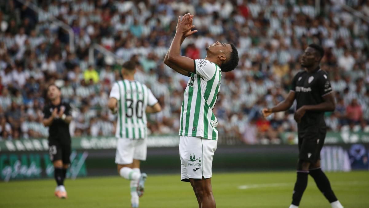 Dalisson se lamenta durante el Córdoba CF - UD Almería