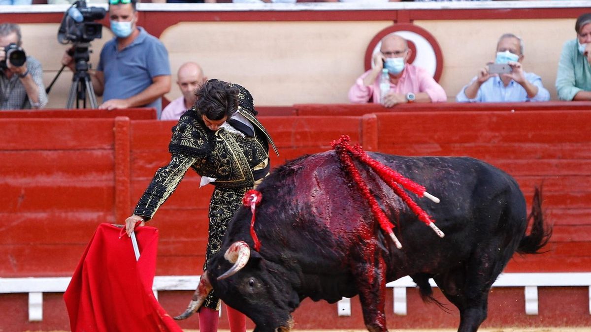 Archivo - Morante de la Puebla, en una foto de archivo en una corrida en la Plaza de Toros de El Puerto de Santa María (Cádiz), a 6 de agosto del 2020.