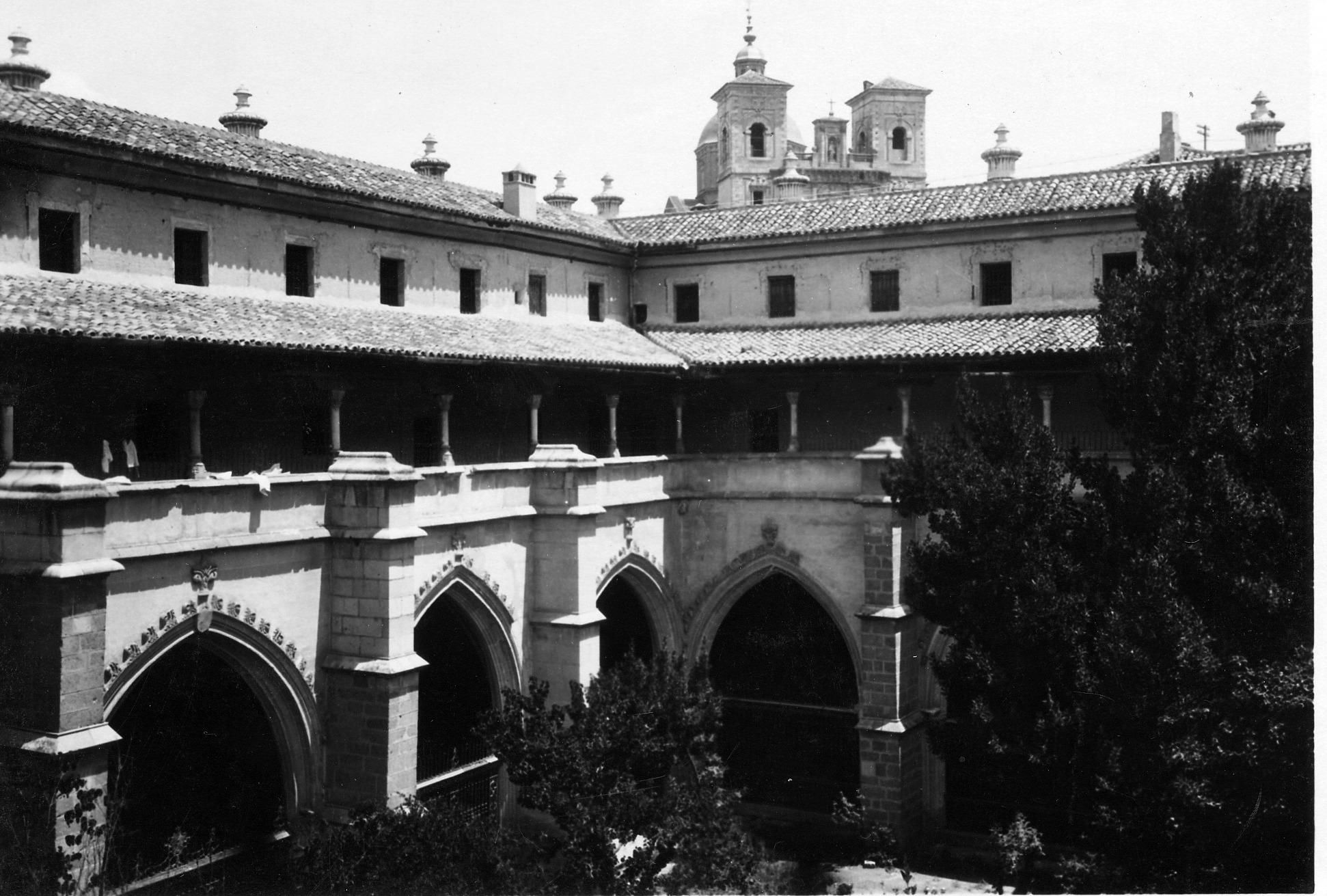 Vista del Claustro desde el jardín central de la Catedral de Toledo. Siglos XIV y XV. Años 60.