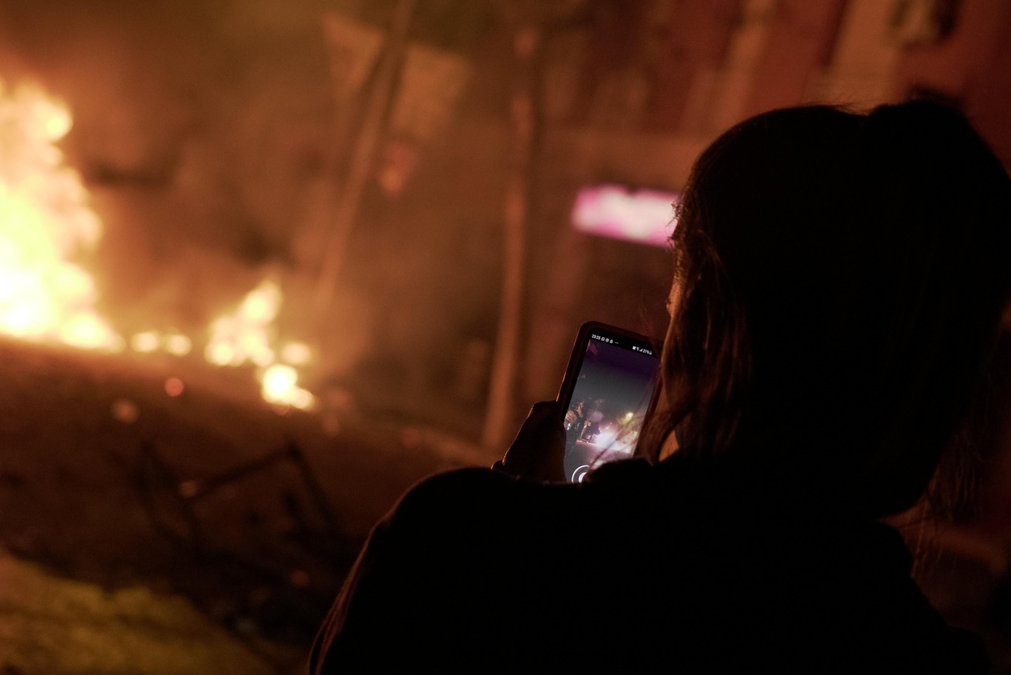 Una joven fotografía los fuegos en el centro de Barcelona