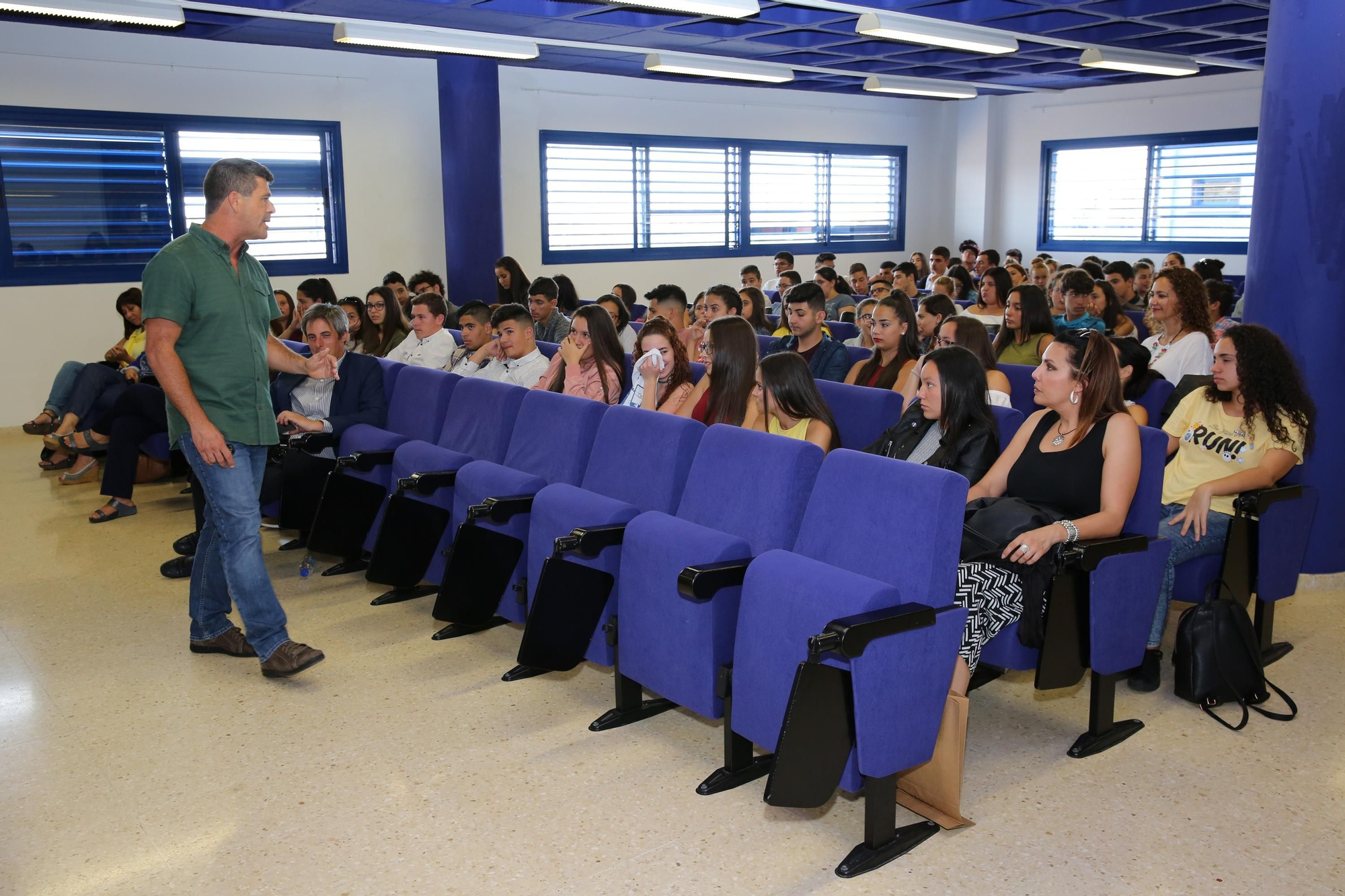 El dinamizador en Convivencia Escolar, Raúl Saavedra interviene en el encuentro de estudiantes
