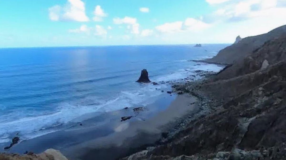 La Policía desaloja a decenas de bañistas de una playa de Tenerife cerrada desde hace dos años por desprendimientos