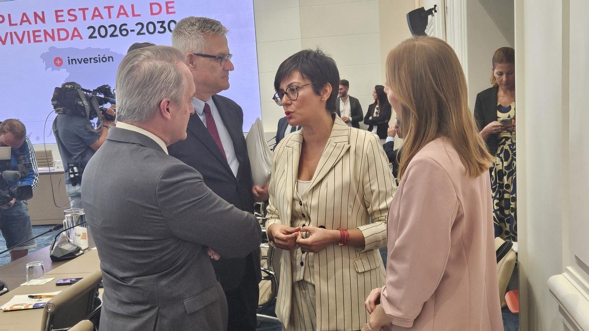 La ministra de Vivienda, Isabel Rodríguez, conversa con el consejero de Vivienda, Manuel Martín