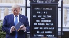 Trump sale de la Casa Blanca y cruza la plaza donde estaban los manifestantes
