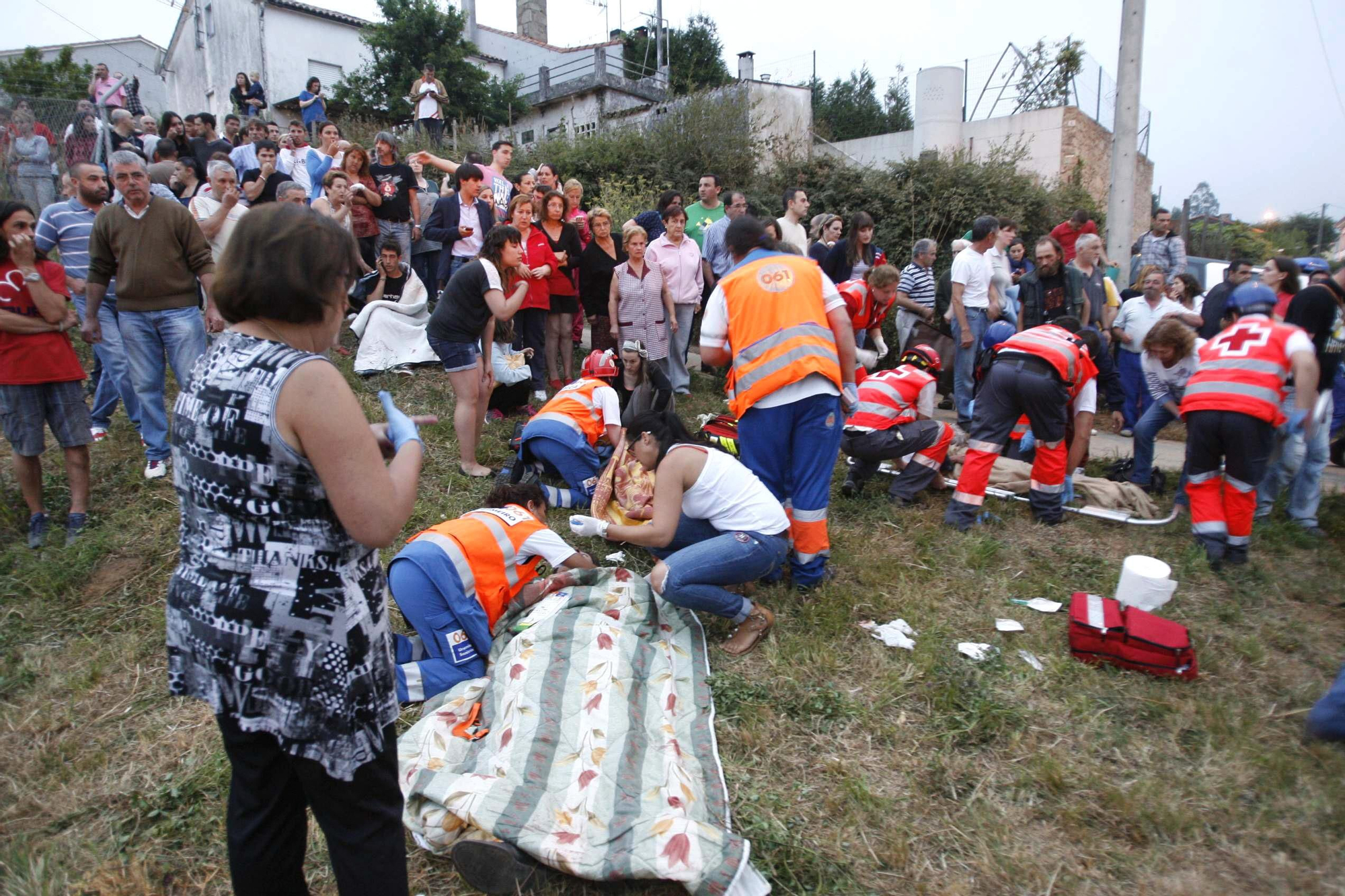 Los vecinos del barrio compostelano de Angrois donde ocurrió el accidente fueron los primeros en llegar e intentar auxiliar a las víctimas. / Fotografía: AP