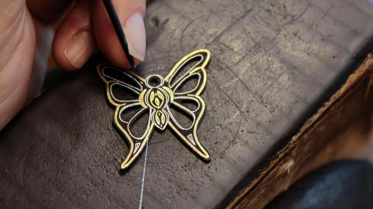 Trabajo con hilo de la damasquinadora toledana Raquel de la Torre