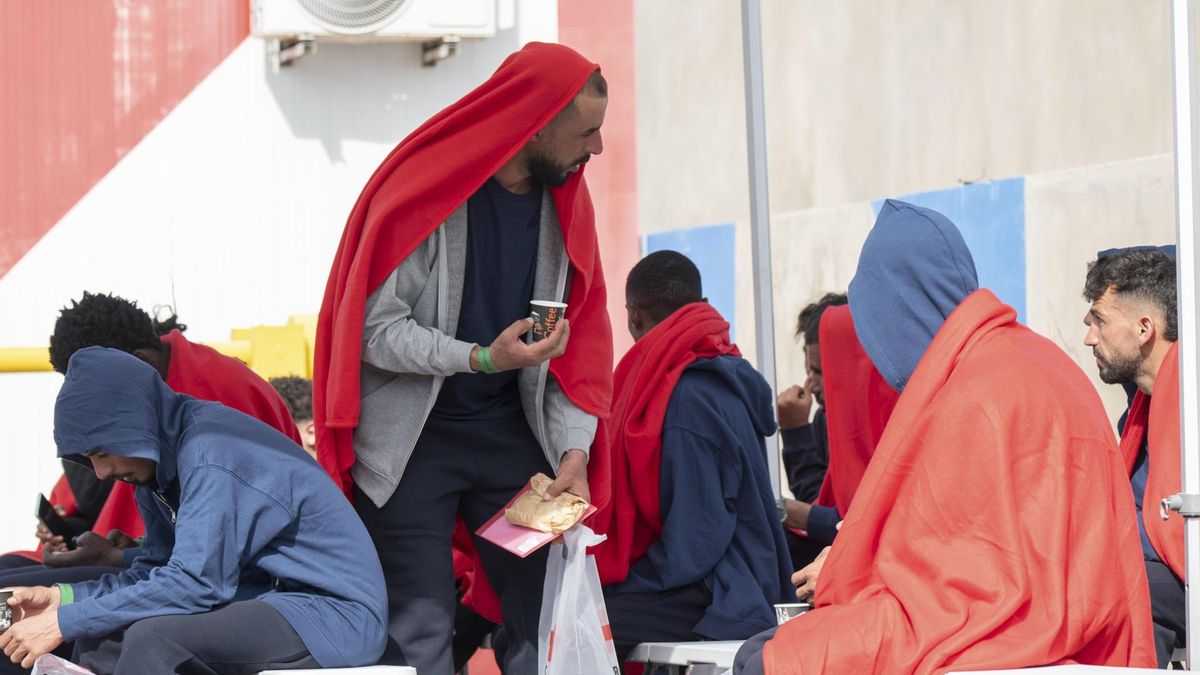 Salvamento Marítimo rescata a 40 personas que navegaban a bordo de una neumática localizada en aguas al sur de Fuerteventura, tras recibir un aviso de que una embarcación había salido de El Aaiún con rumbo a Canarias. EFE/Carlos de Saá