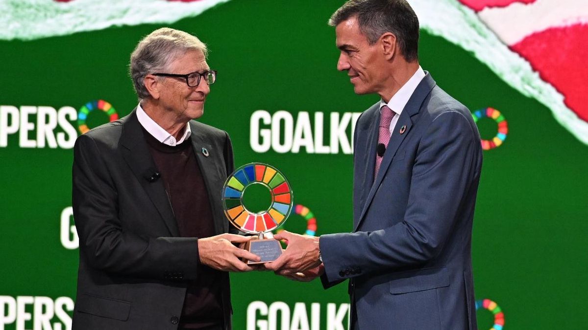 Bill Gates, al entregar un premio de su fundación a Pedro Sánchez: "España se ha convertido en uno de los países más comprometidos del mundo"