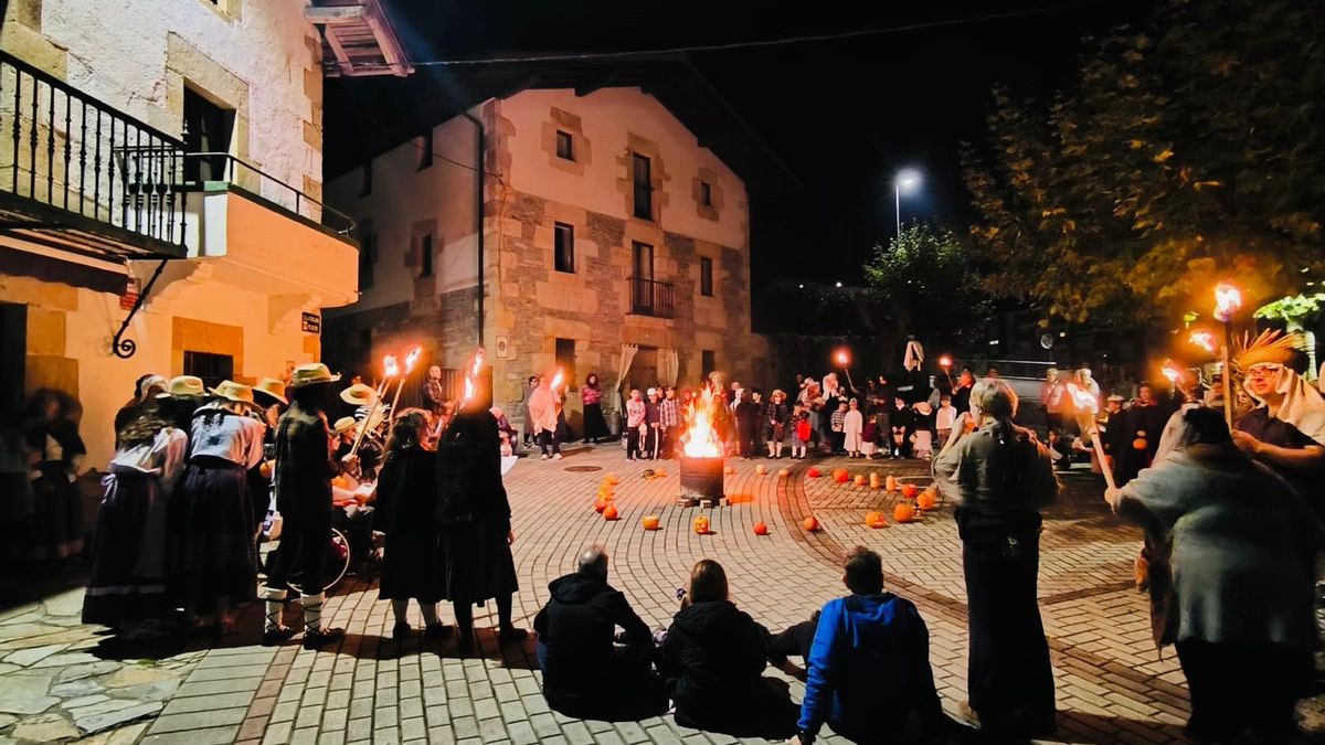 Celebración de la Gau Beltza en Mallabia, a punto de comenzar la danza alrededor del fuego
