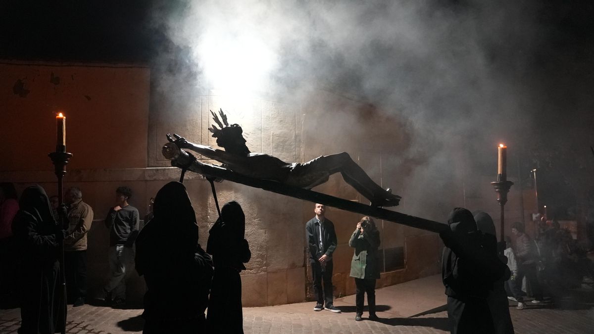 La salida procesional del Via Crucis, en imágenes