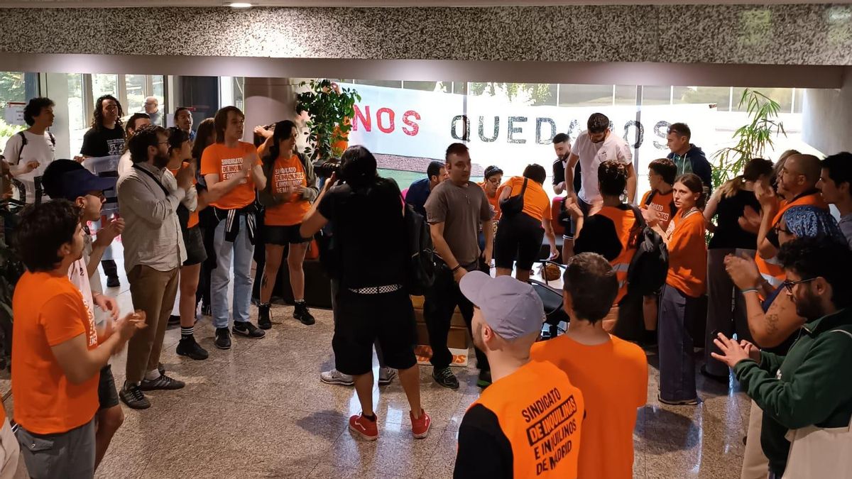 El Sindicato de Inquilinas se encierra en la Tesorería de la Seguridad Social: "El Gobierno se comporta como el peor fondo buitre"