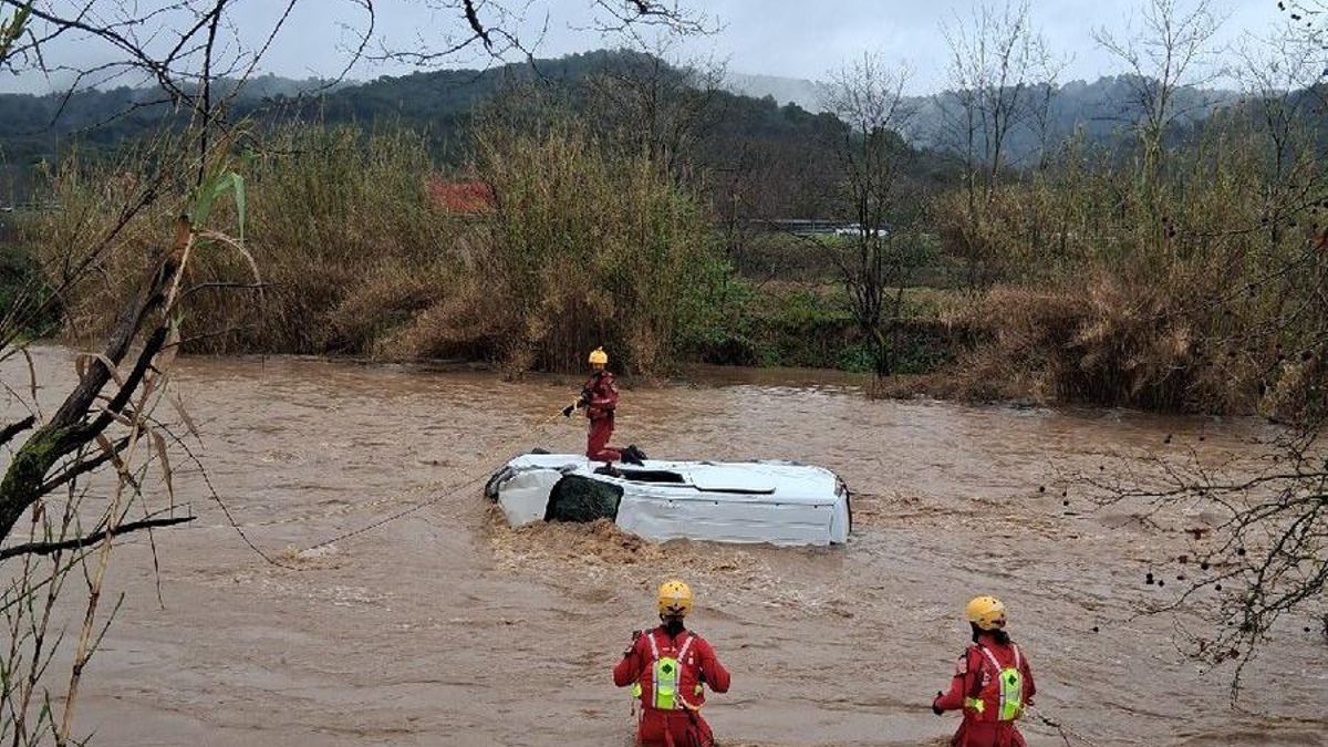 Los Bomberos buscan al conductor de una furgoneta arrastrada por el agua en una riera de Llinars, Barcelona