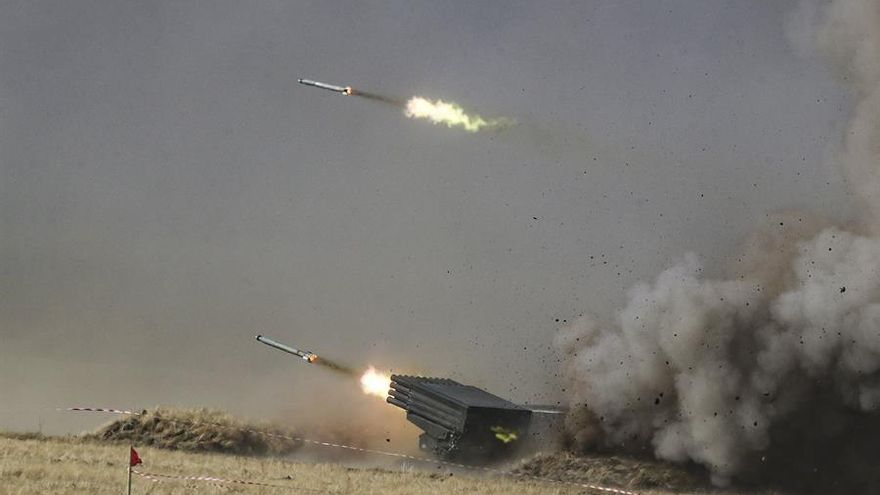 Orenburg (Russian Federation), 23/09/2021.- The 122mm Grad multiple rocket launchers shoot missiles during the joint military anti-terrorist command and staff exercise of the armed forces of the Shanghai Cooperation Organization member states Peace Mission-2021 at the Donguz training ground in the Orenburg region, Russia, 23 September 2021. More than three thousand servicemen from Russia, India, China, Pakistan, Tajikistan, Uzbekistan, Kazakhstan, Kyrgyzstan and more than 600 units of weapons, military and special equipment are involved in the exercise Peace Mission-2021. (Terrorista, Kazajstán, Kirguistán, Rusia, Tadjikistan, Estados Unidos)