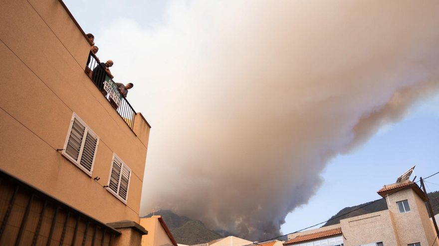 Varios vecinos del barrio de Igueste de Candelaria observan el incendio desde una azotea. EFE/ Ramón De La Rocha