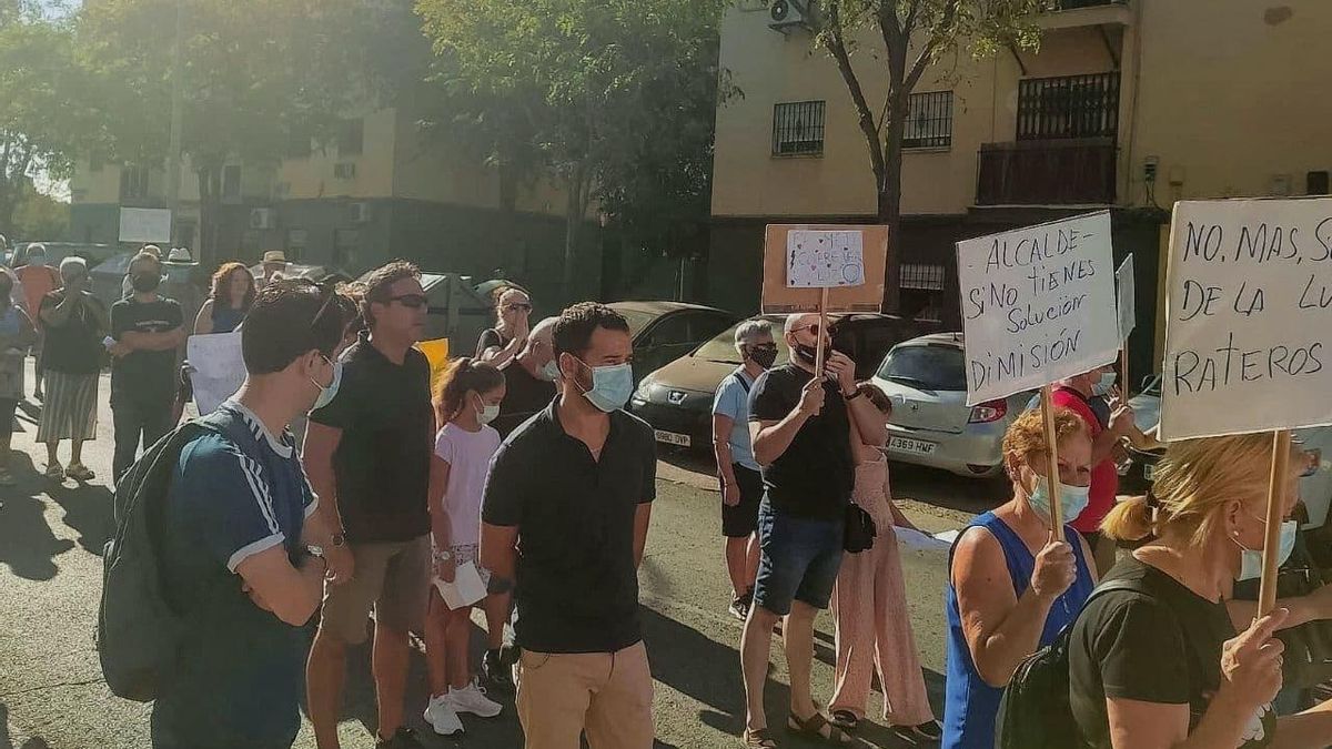 González Rojas participa en una manifestación en protesta por los cortes de luz en Cerro Amate