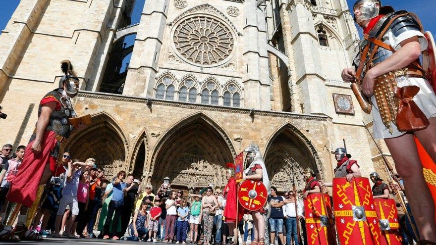 Recreación de un desfile de legionarios romanos en la Catedral de León. Fotografía: Carlos S. Campillo / ICAL.
