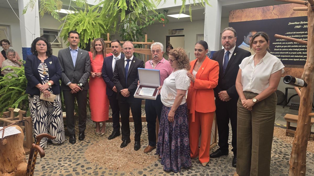 El Cabildo homenajea al oficio de la madera con una exposición y el reconocimiento a sus maestros artesanos