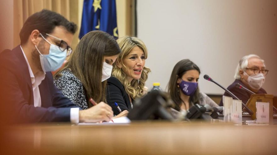La vicepresidenta tercera y ministra de Trabajo y Economía Social, Yolanda Díaz, acompañada del resto de ministros de Unidas Podemos, se dirige al grupo parlamentario.