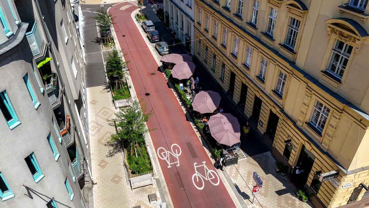 La calle Argentinier con el espacio antes dedicado a los coches recuperado para las personas y bicicletas.