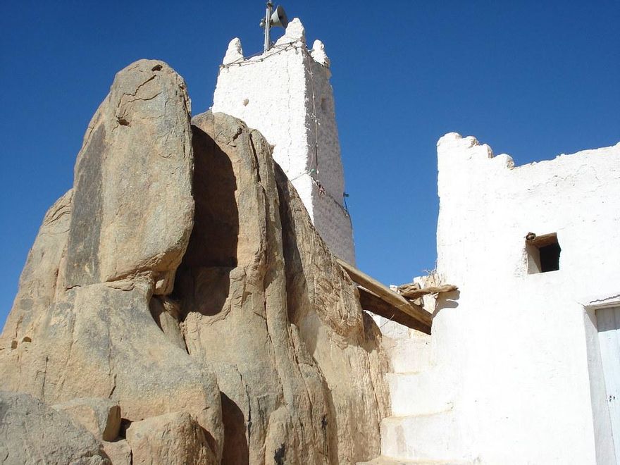 Minarete blanco de la Mezquita de Zelouaze.