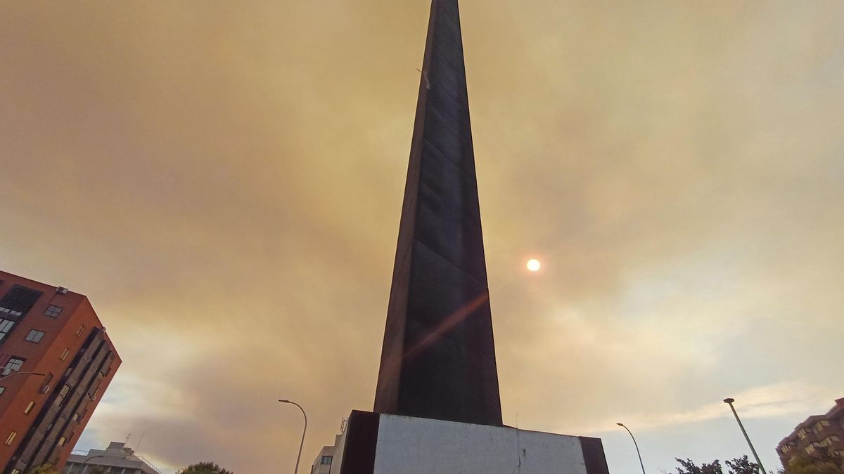 Humo y lluvia de ceniza sobre Madrid por un incendio forestal en Toledo
