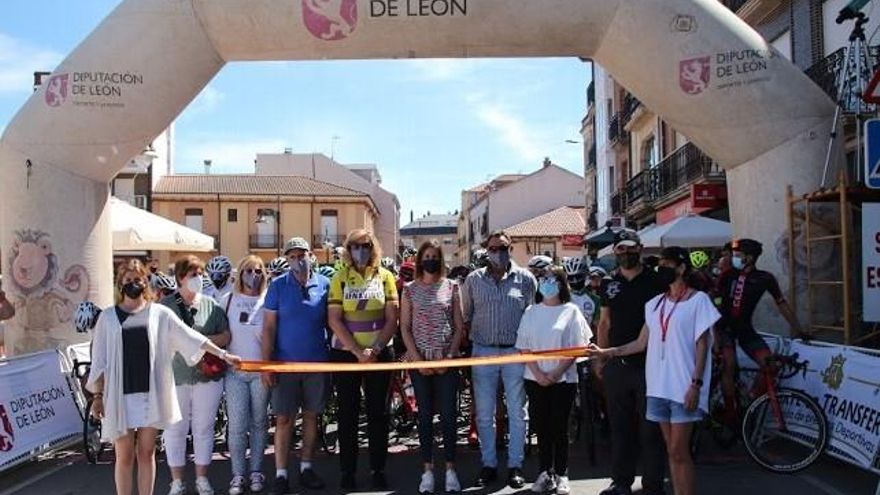 Autoridades y familia de Manolo Gloria cortando la cinta inaugural de la prueba.