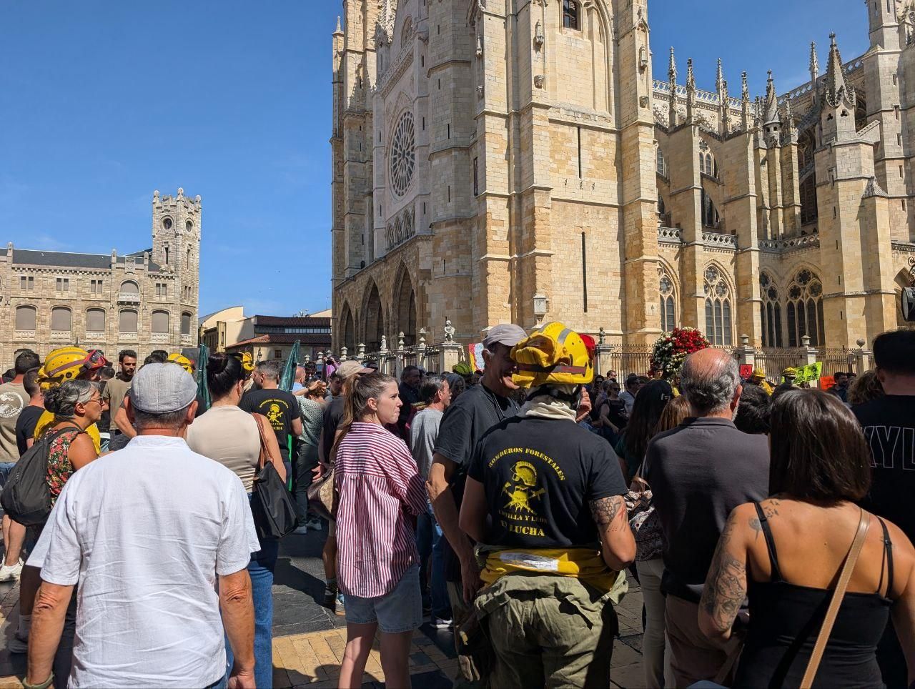 Protesta en León contra la gestión de la Junta de los incendios forestales de este verano.