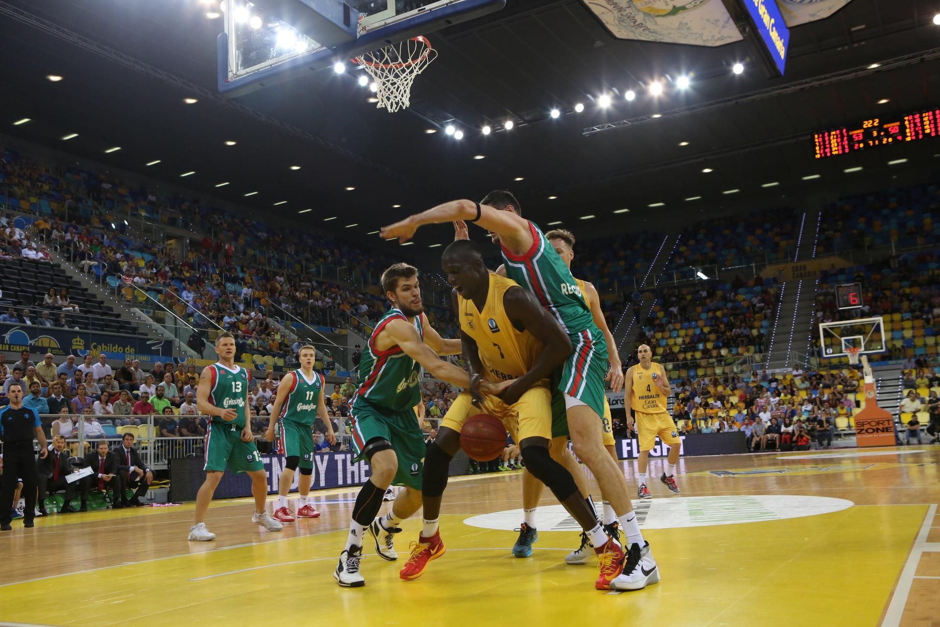 El pívot Sitapha Savané es presionado por la defensa del Grissin Bon Reggio Emilia italiano.