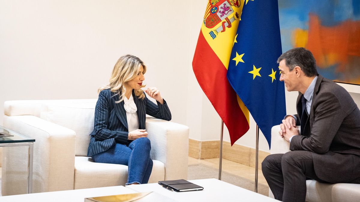 Archivo - El presidente del Gobierno, Pedro Sánchez y la vicepresidenta segunda y ministra de Trabajo, Yolanda Díaz, durante una reunión en el Complejo de La Moncloa, a 11 de marzo de 2025, en Madrid (España).