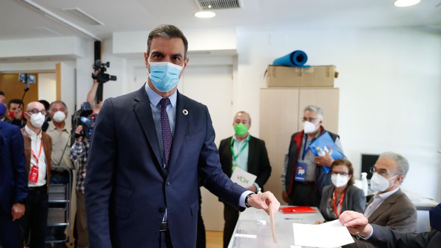 Pedro Sánchez vota en las elecciones de Madrid