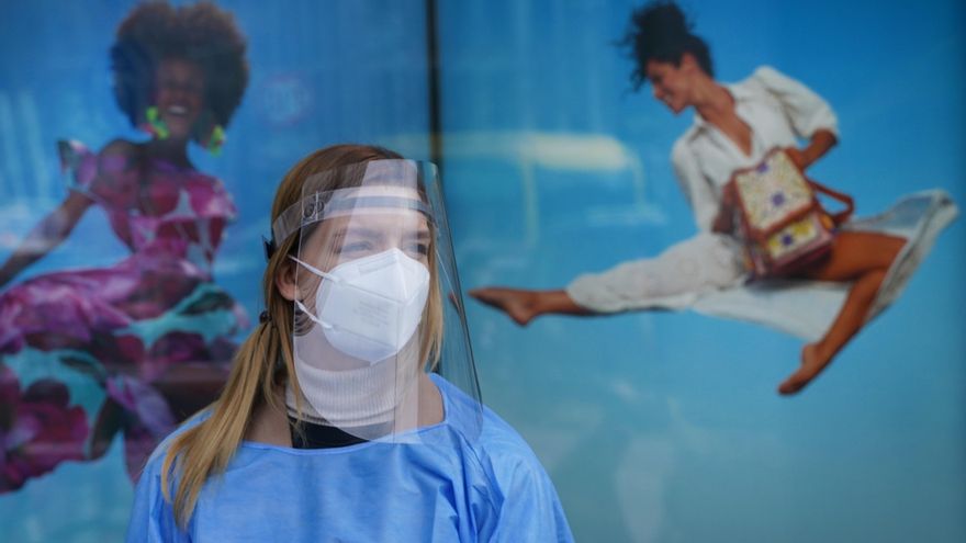 Una sanitaria espera pacientes en un centro en el que se realizan test de covid en Berlin. EFE/EPA/Sean Gallup