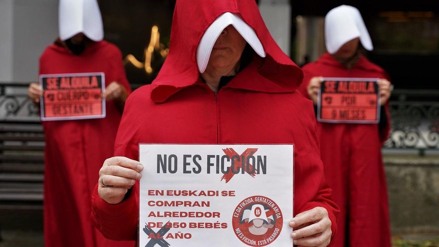 Feministas simularán 'El cuento de la criada' ante una conferencia sobre gestación subrogada en Bilbao