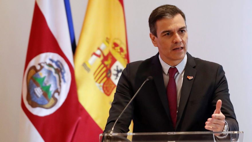 El presidente del Gobierno español, Pedro Sánchez, habla durante la clausura del foro empresarial Hispano-Costarricense en la Cumbre Extraordinaria de Jefes de Estado y de Gobierno del Sistema de la Integración Centroamérica (SICA) y España, hoy, en San José (Costa Rica). EFE/ Bienvenido Velasco