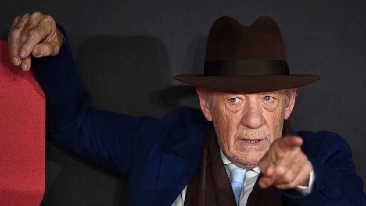 Ian McKellen recurre a Shakespeare para protestar contra el ICE y las políticas migratorias de Trump en el show de Stephen Colbert