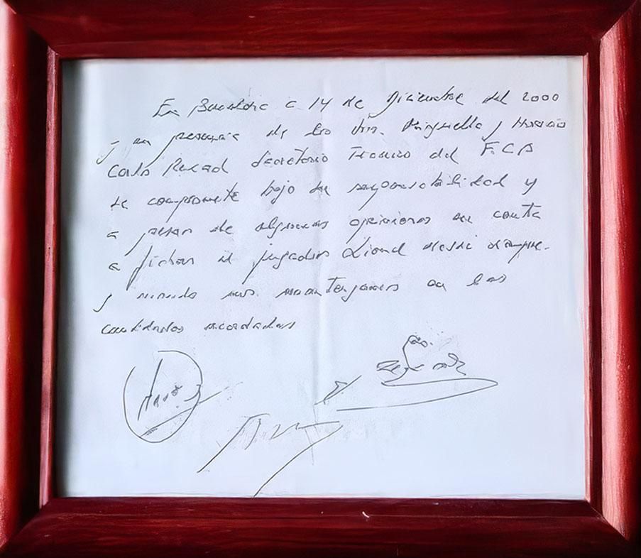 La servilleta en la que Jorge Messi acordó el ingreso de Leo al Barcelona: “En Barcelona, a 14 de diciembre de 2000, y en presencia de los señores Minguella y Horacio, Carles Rexach, secretario técnico del F.C. Barcelona, se compromete bajo su responsabilidad y a pesar de algunas opiniones en contra a fichar al jugador Lionel Messi”.