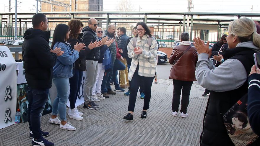 Familiares y amigos de las víctimas se concentran a la puerta de los juzgados de León.