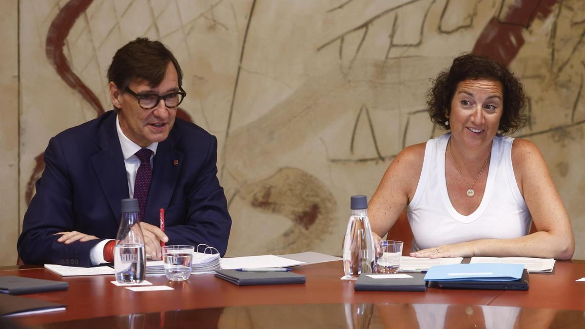 El president de la Generalitat, Salvador Illa, y la consellera de Economia, Alícia Romero, en el primer Consell Executiu tras las vacaciones