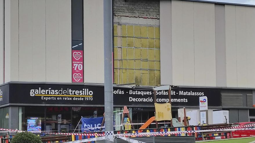 Un hombre muere al caerle encima una placa de hormigón de 10 toneladas en el centro comercial Vía Sabadell