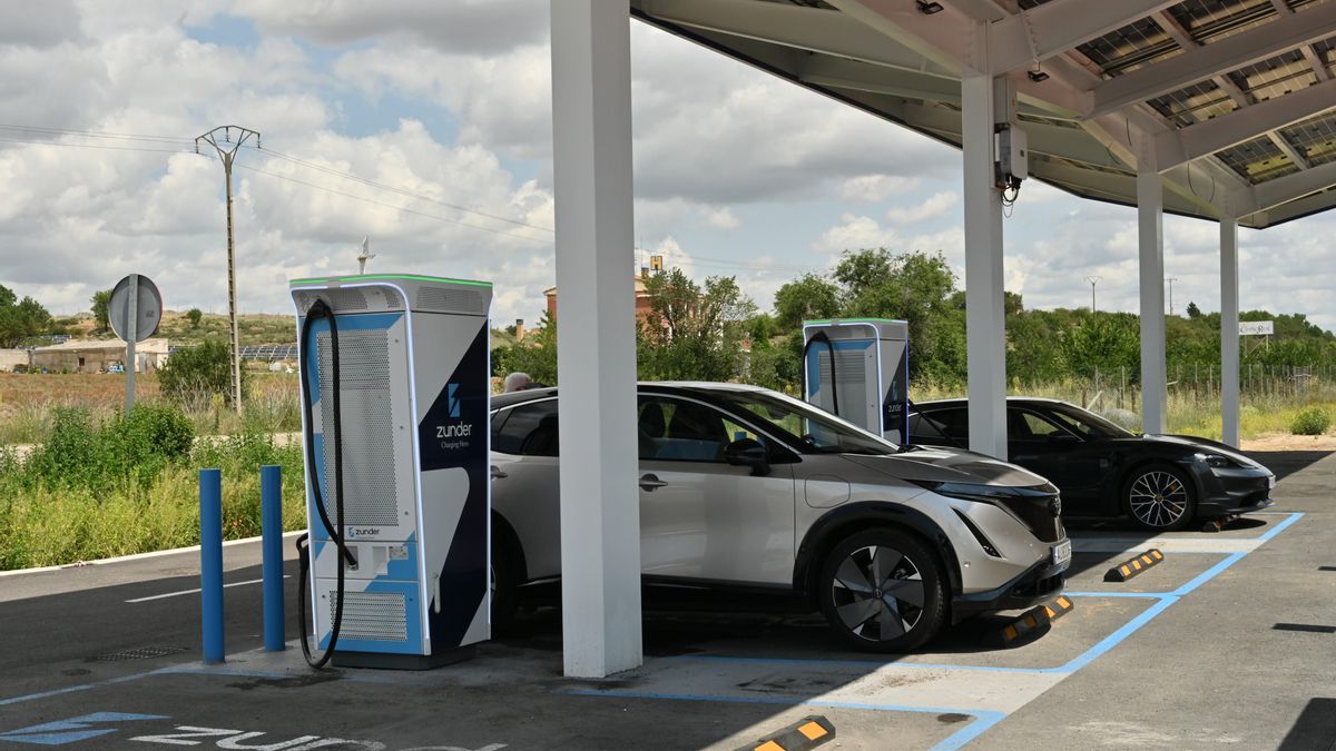 El final de la rebaja fiscal a la gasolina, un regalo para los coches eléctricos