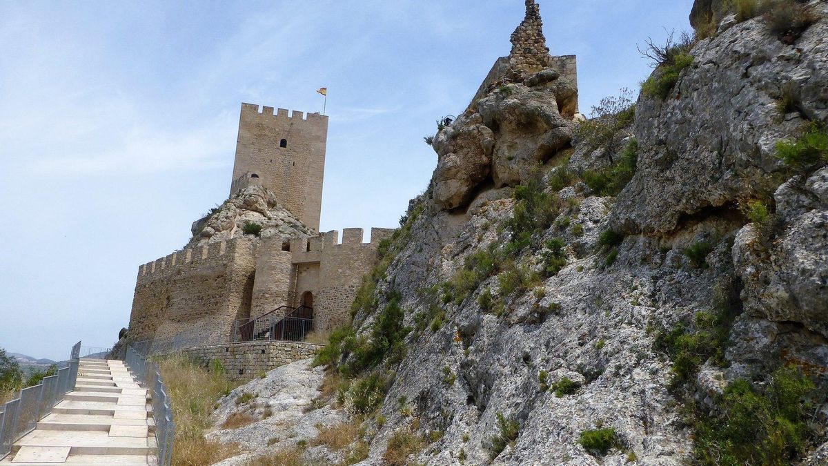 La cantidad de castillos que hay en esta zona se explica por la cercanía de fronteras históricas durante la Edad Media. En la imagen, el Castillo de Sax.