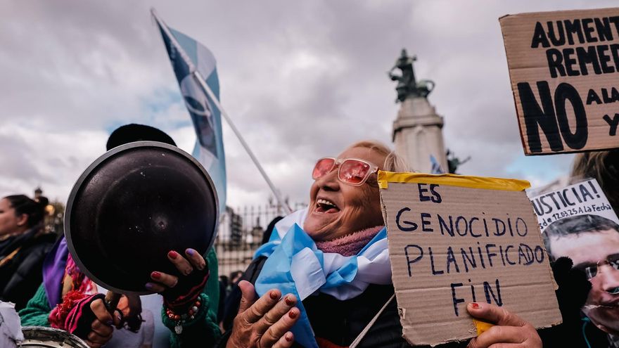 Jubilados, feminismos, médicos y científicos se unen en una movilización contra el Gobierno