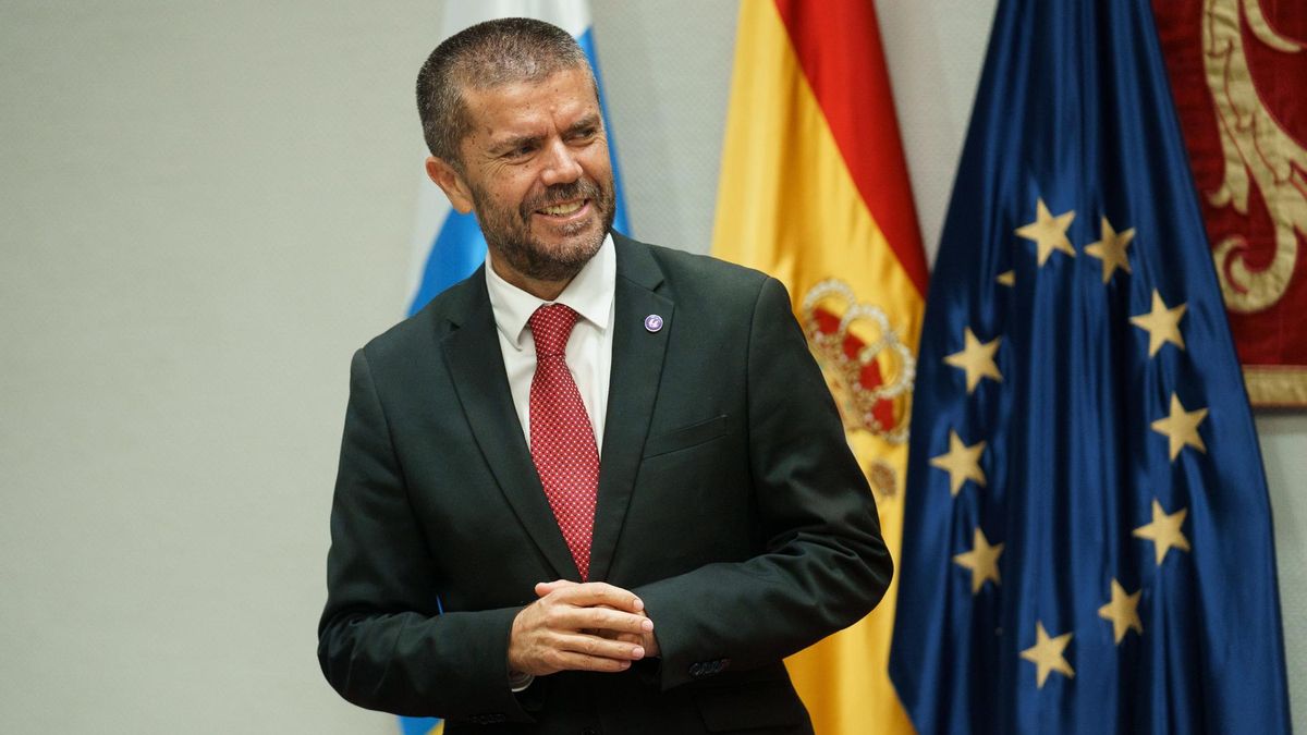 El rector de la Universidad de La Laguna, Francisco Javier García, durante la comisión de Universidades, Ciencia e Innovación y Cultura celebrada en el Parlamento de Canarias y en la que comparecieron los dos rectores de las universidades públicas canarias. EFE/Ramón de la Rocha