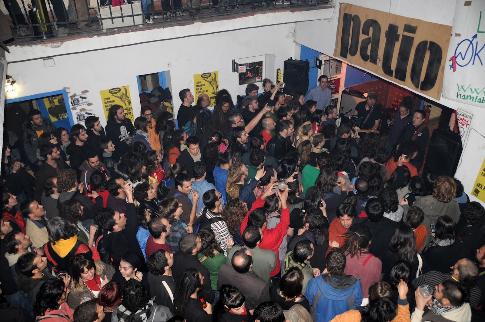 Concierto de Fermín Muguruza en El Patio de la calle Acuerdo, el 18 de febrero de 2009. Durante el tiempo que estuvo habitado el edifico se desarrollaron multitud de conciertos, talleres de fotografía, encuentros, presentaciones de libros…